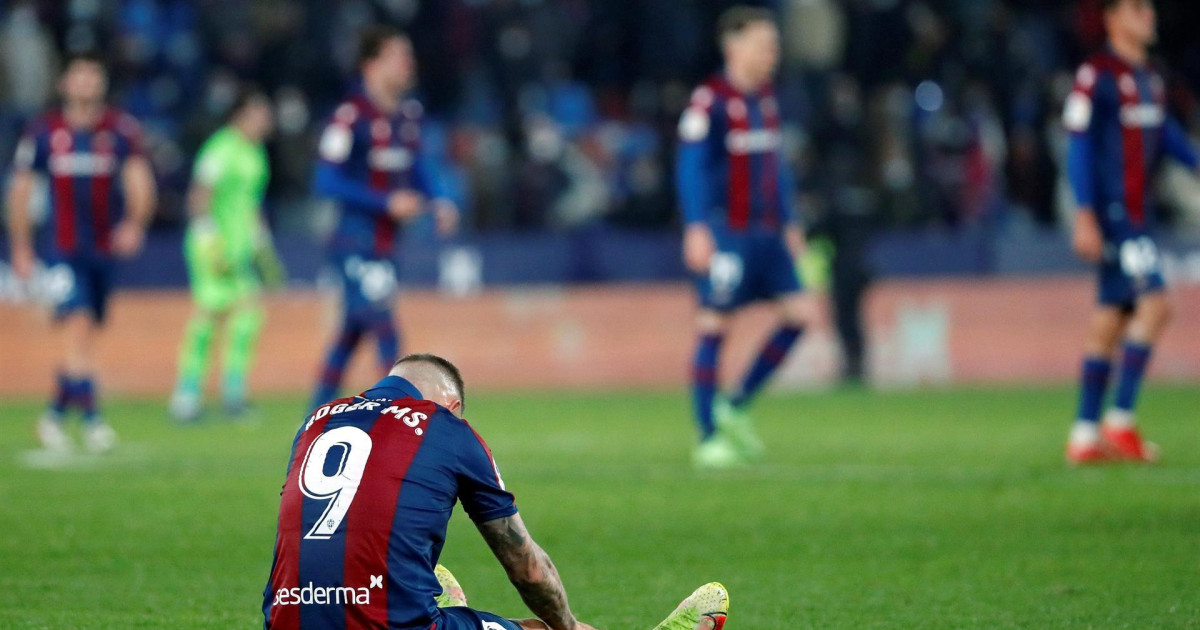 El Valencia remonta, se lleva el derbi y deja al Levante hundido