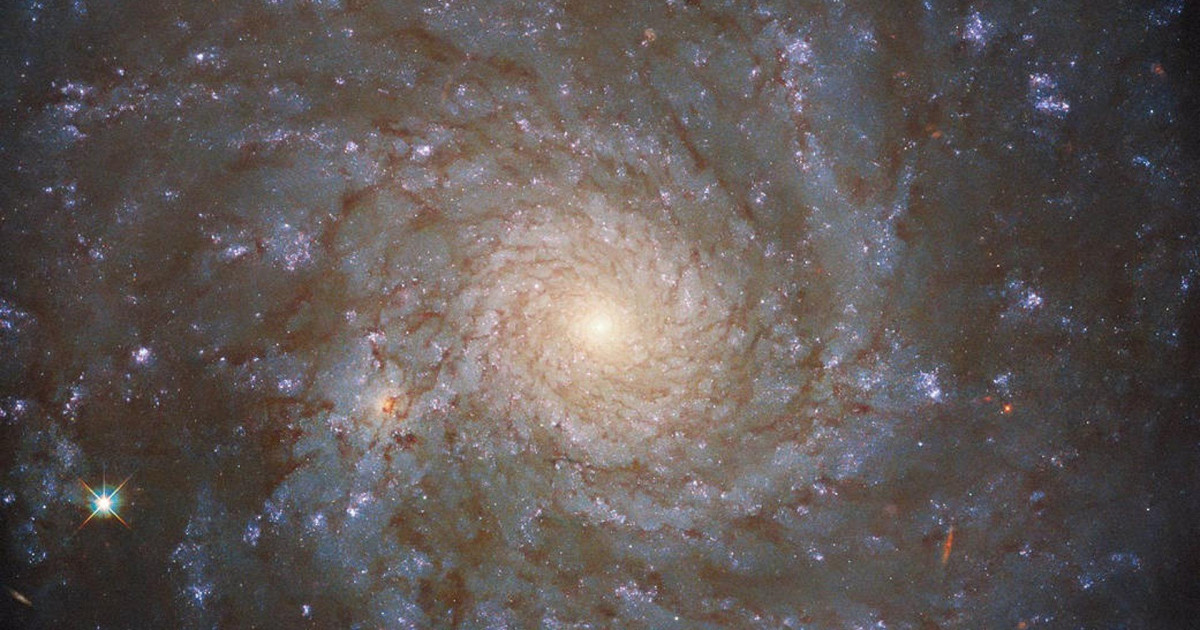 El telescopio espacial Hubble obtiene una vista de una galaxia a 60 ...