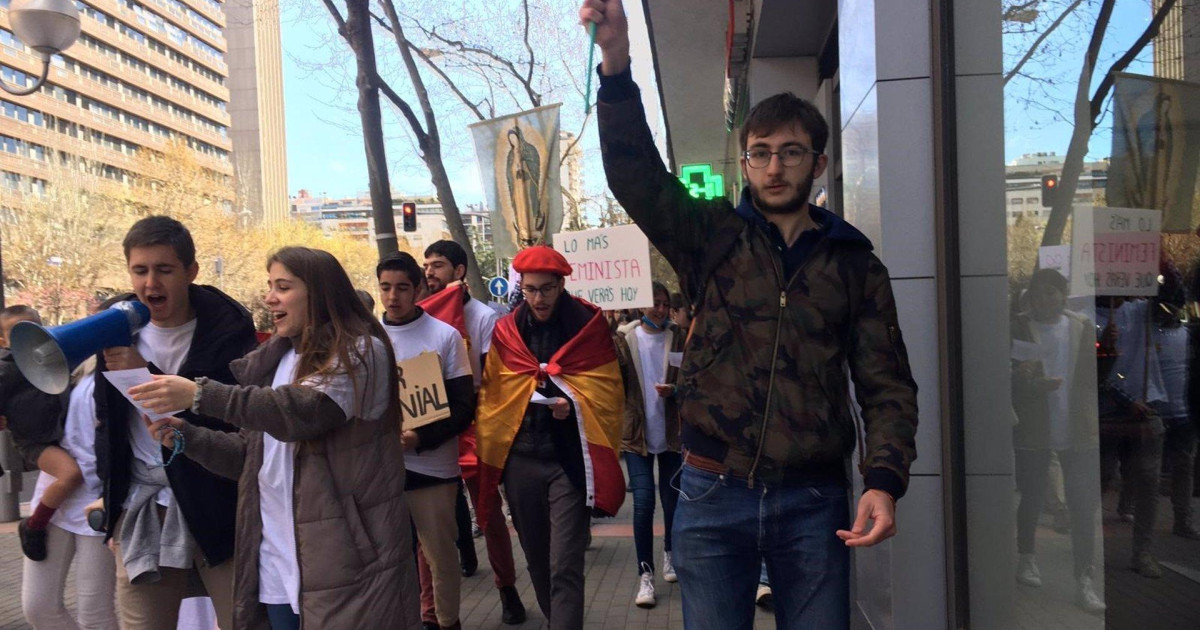 Decenas de personas reclaman en Madrid eliminar la prohibición de rezar frente a clínicas abortistas