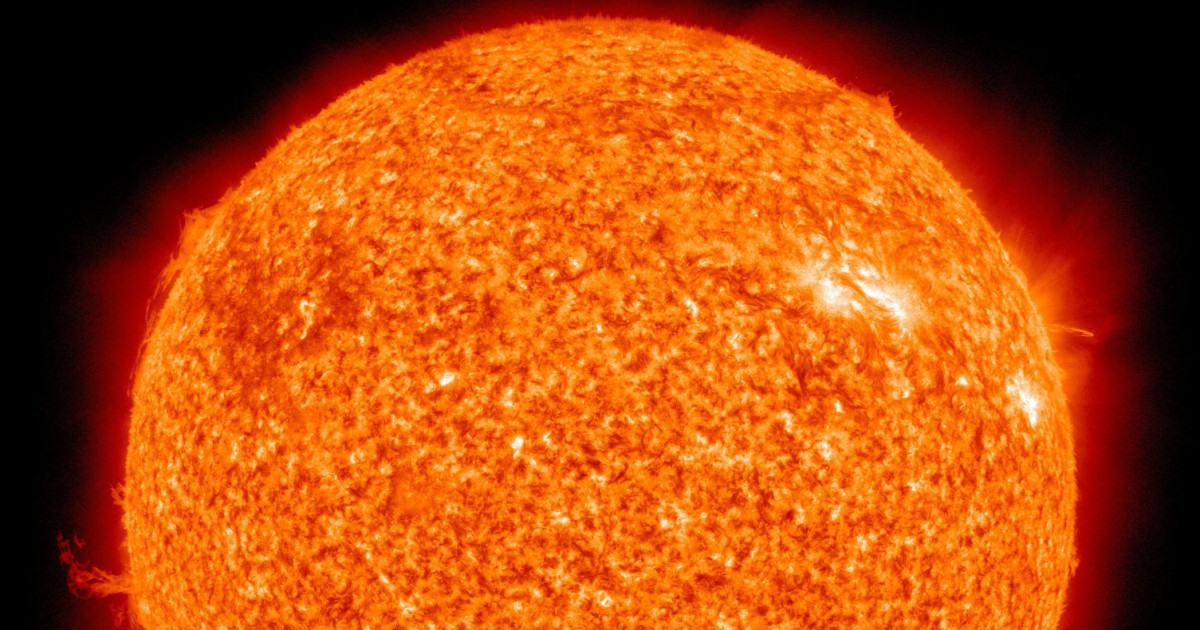 Plama słoneczna trzy razy większa od Ziemi odnosi się do naszej planety