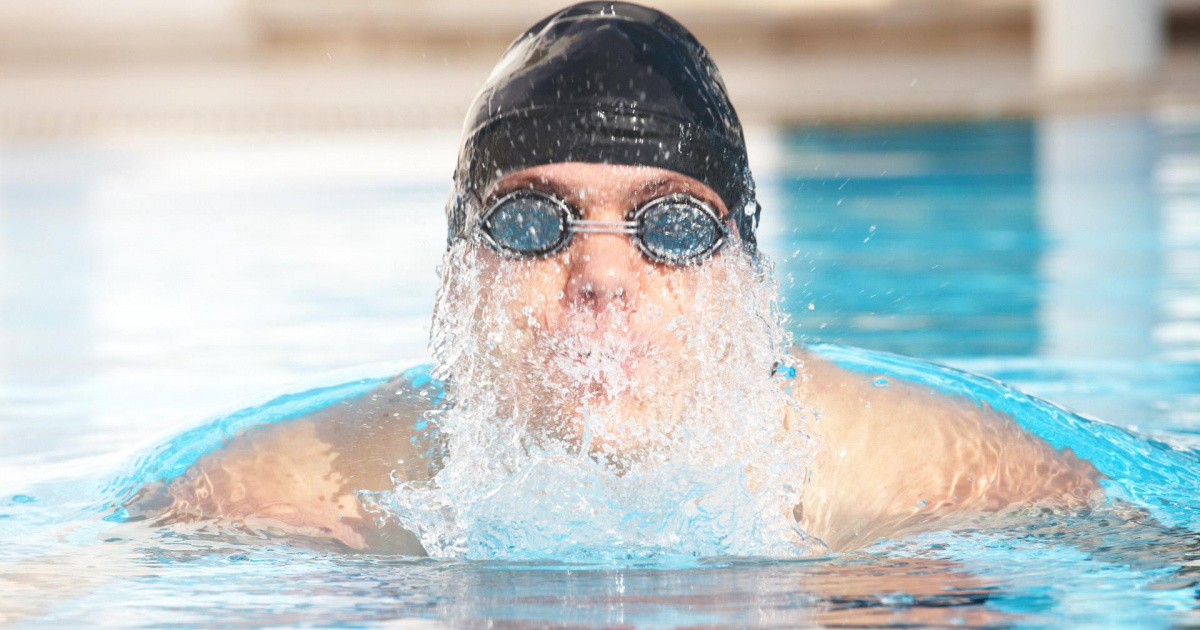 Cómo evitar la otitis del nadador este verano