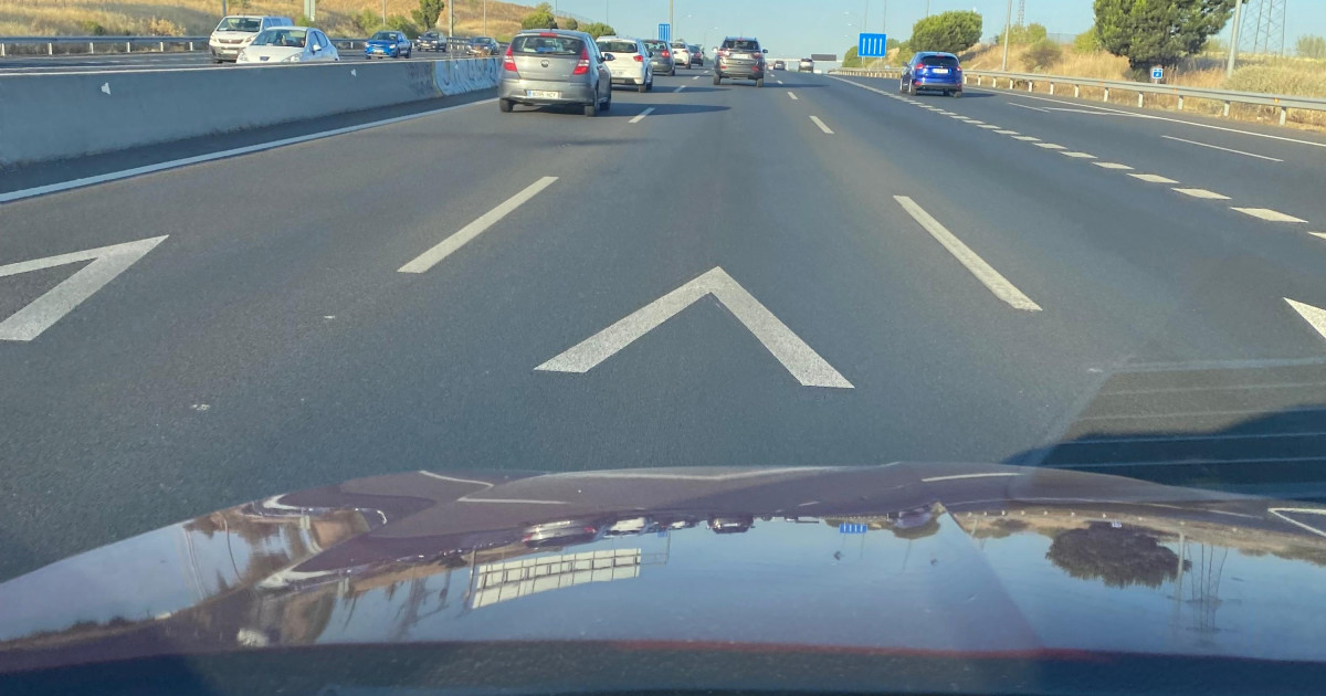 ¿Qué son y qué significan los nuevos triángulos amarillos que ha pintado la DGT en las vías? 9 Merca2.es Ya sabes lo que significan esos nuevos triángulos pintados por la DGT