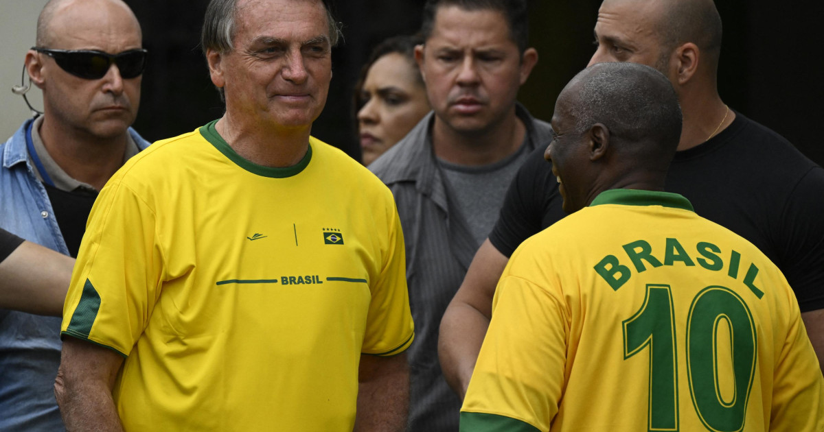 Bolsonaro, pese a las encuestas adversas, se muestra optimista al votar ...