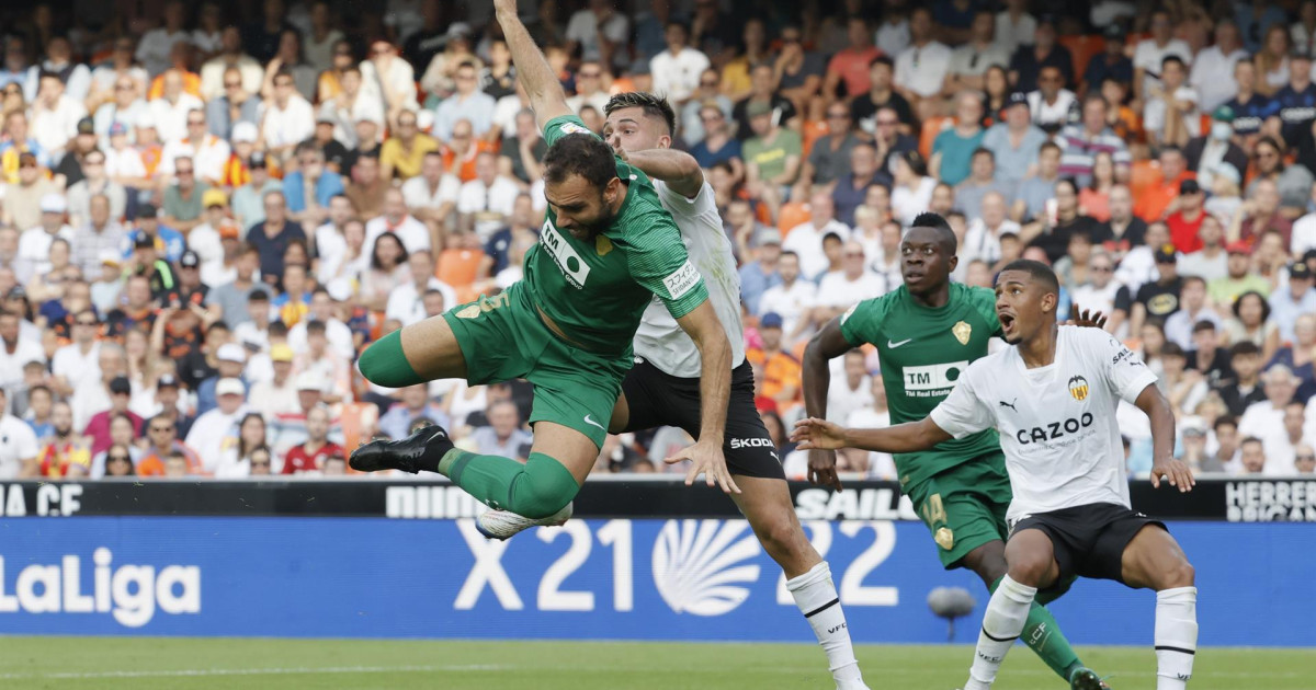 El Elche frena al Valencia con polémica arbitral