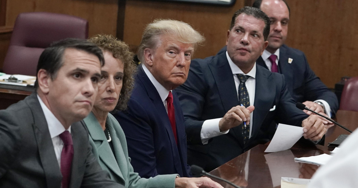 Trump abandona el tribunal después de escuchar los cargos y declararse ...