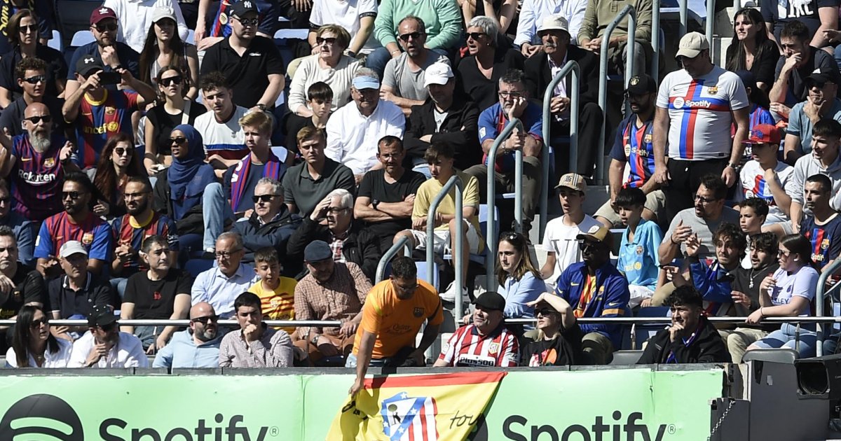 Habla el aficionado al que quitaron la bandera del Atlético de Madrid en el  Camp Nou: Sólo yo debía quitarla - LaLiga EA Sports - COPE
