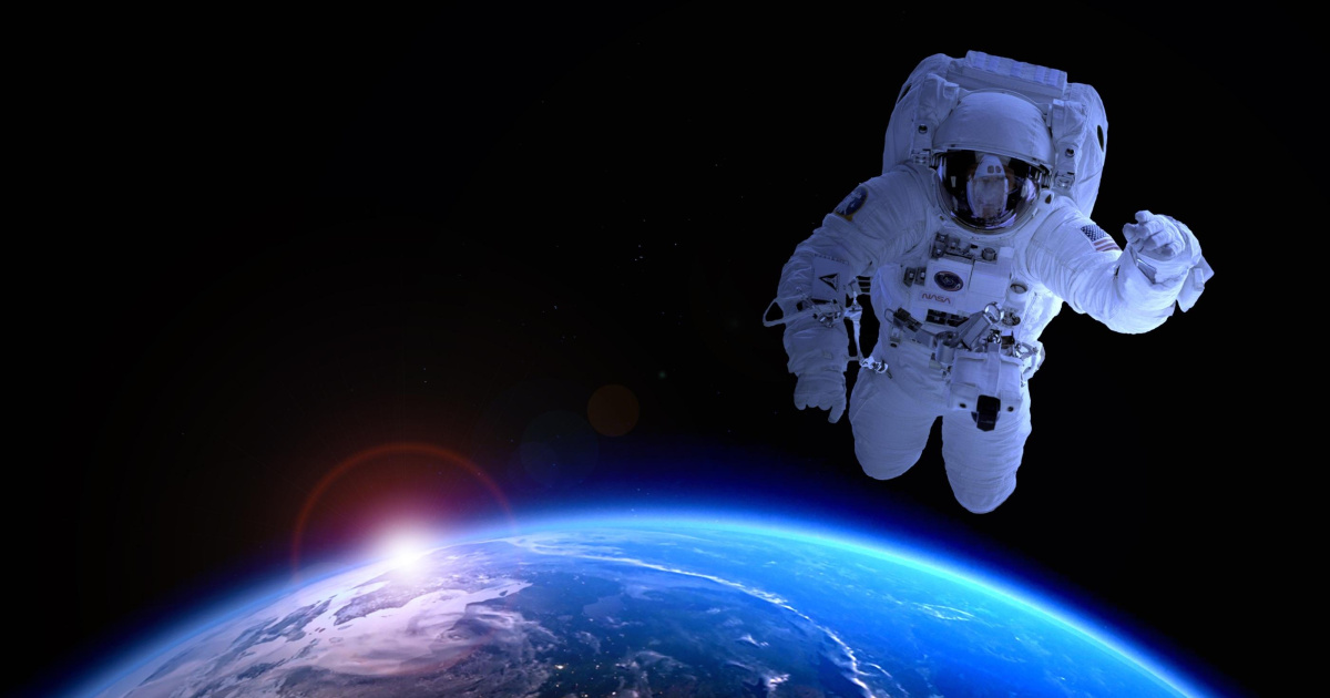 Cosa accadrebbe se una persona morisse nello spazio?  Qual è il protocollo da seguire?