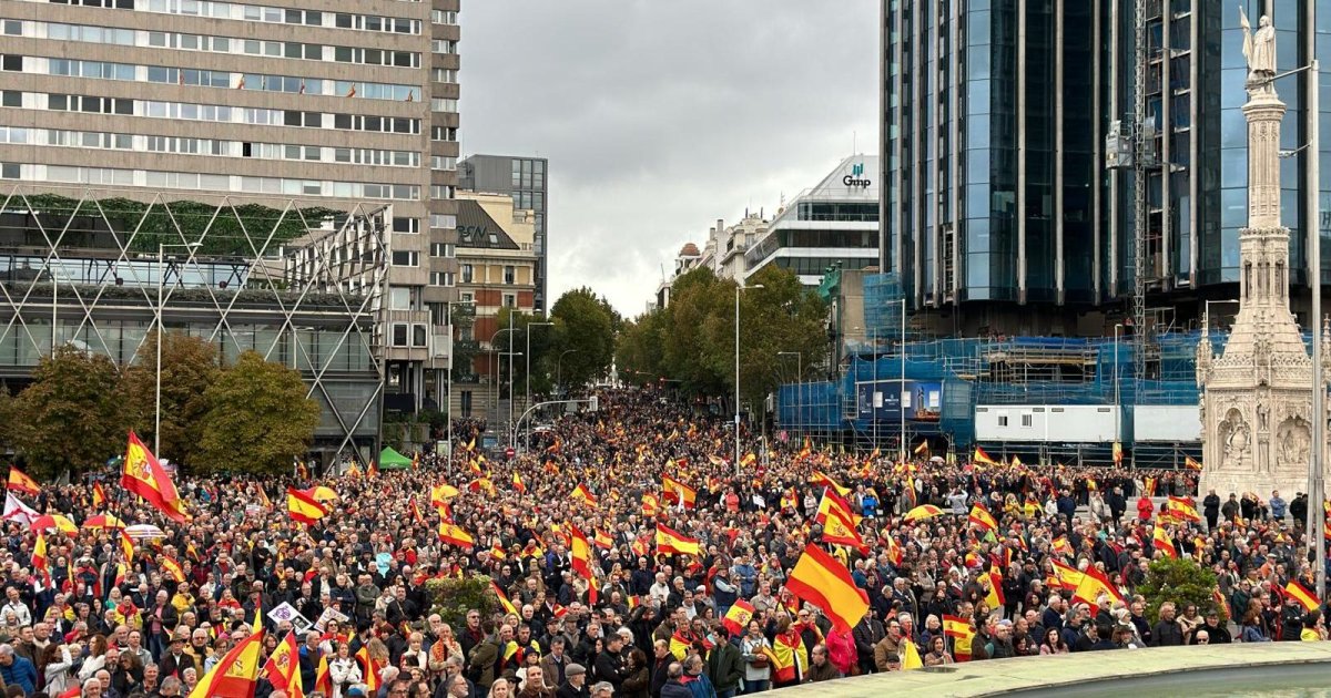 Miles de españoles protestan contra la corrupción de Sánchez y piden ...