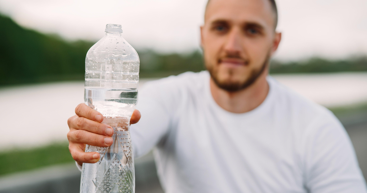 Es seguro volver a llenar los botellines de plástico con agua del grifo?