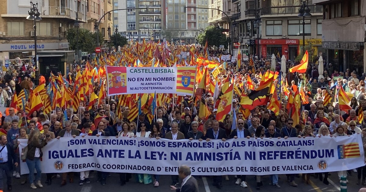 Miles de valencianos salen a la calle para protestar contra los pactos ...