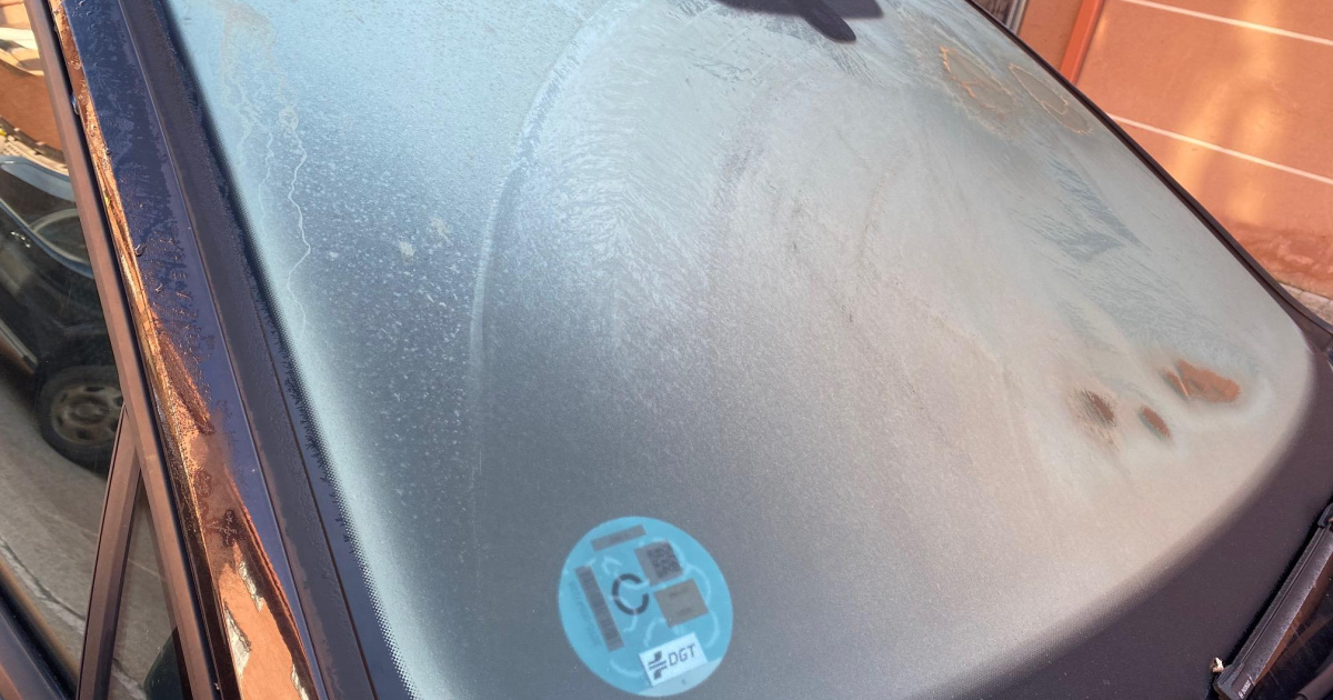 La DGT avisa: nunca quites así el hielo del cristal del coche