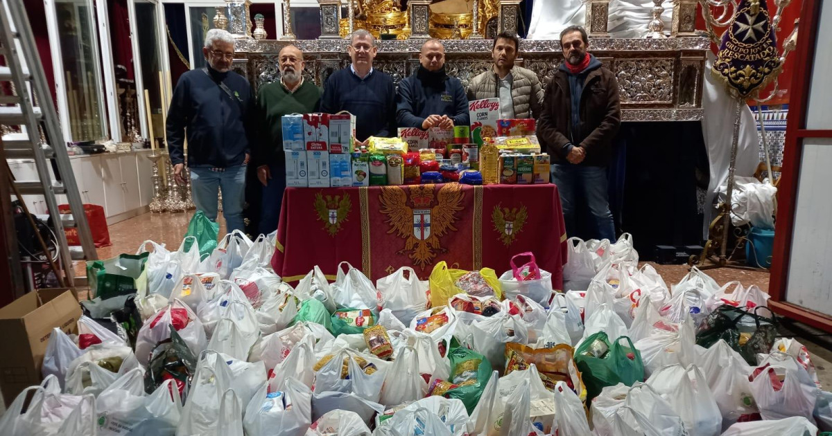 Los comerciantes de La Viñuela y la Hermandad del Rescatado recogen
