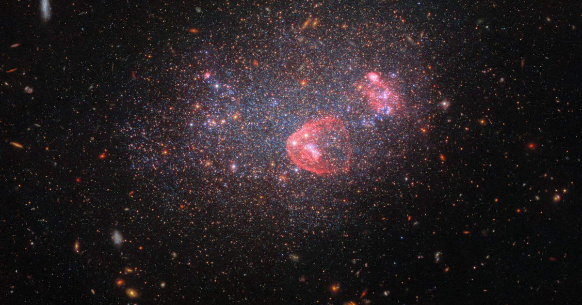 El telescopio Hubble capta una galaxia similar a una brillante bola de ...