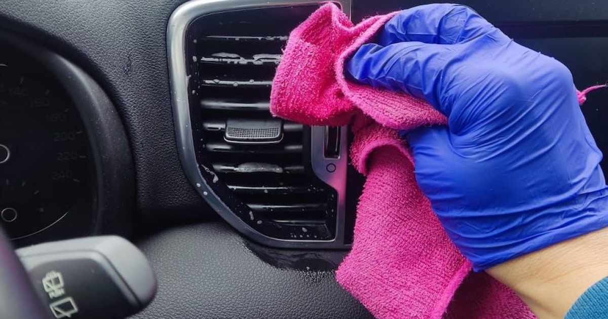 Cómo limpiar los plásticos interiores del coche?