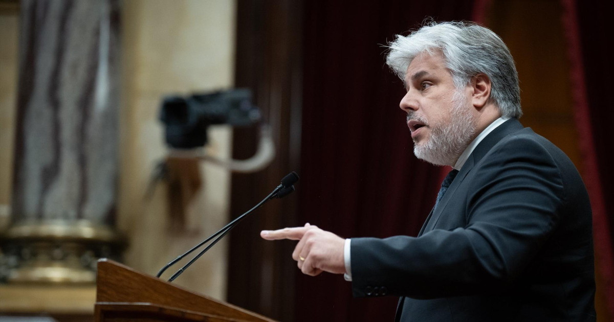Junts acusa a Illa de actuar al servicio del PSOE más que de Cataluña