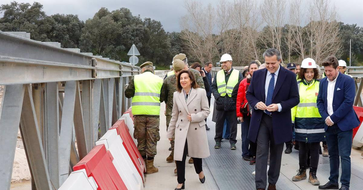 Robles visita el puente de Aldea del Fresno que construyó el Ejército ...