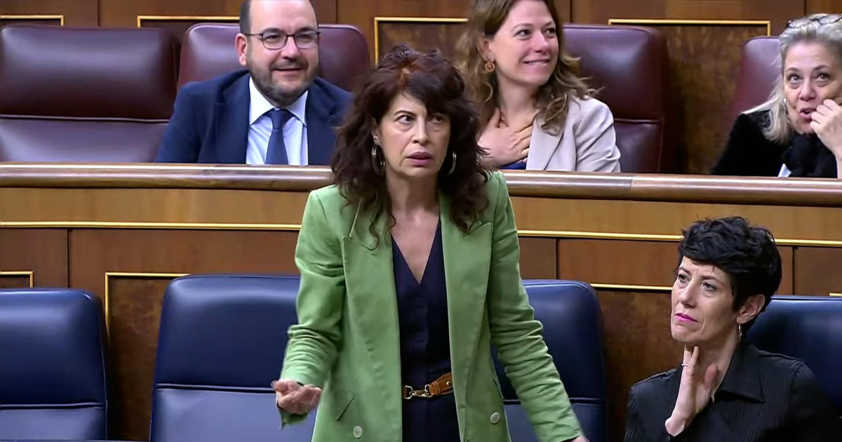 La ministra de Igualdad habla durante un minuto con el micrófono ...