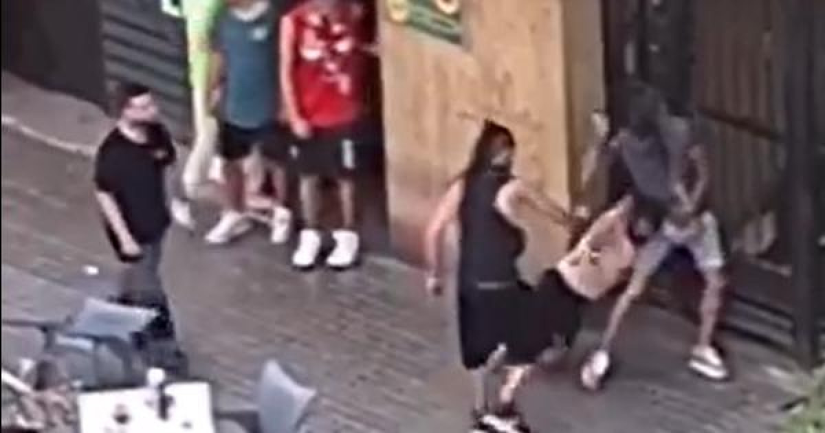 Dos jóvenes protagonizan una brutal pelea en pleno día en el centro de ...