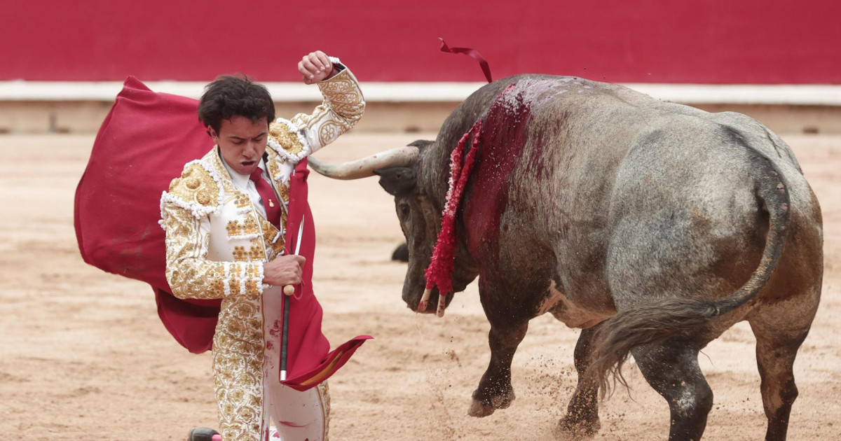 Vibrante pelea de Juan de Castilla con serios toros de Escolar