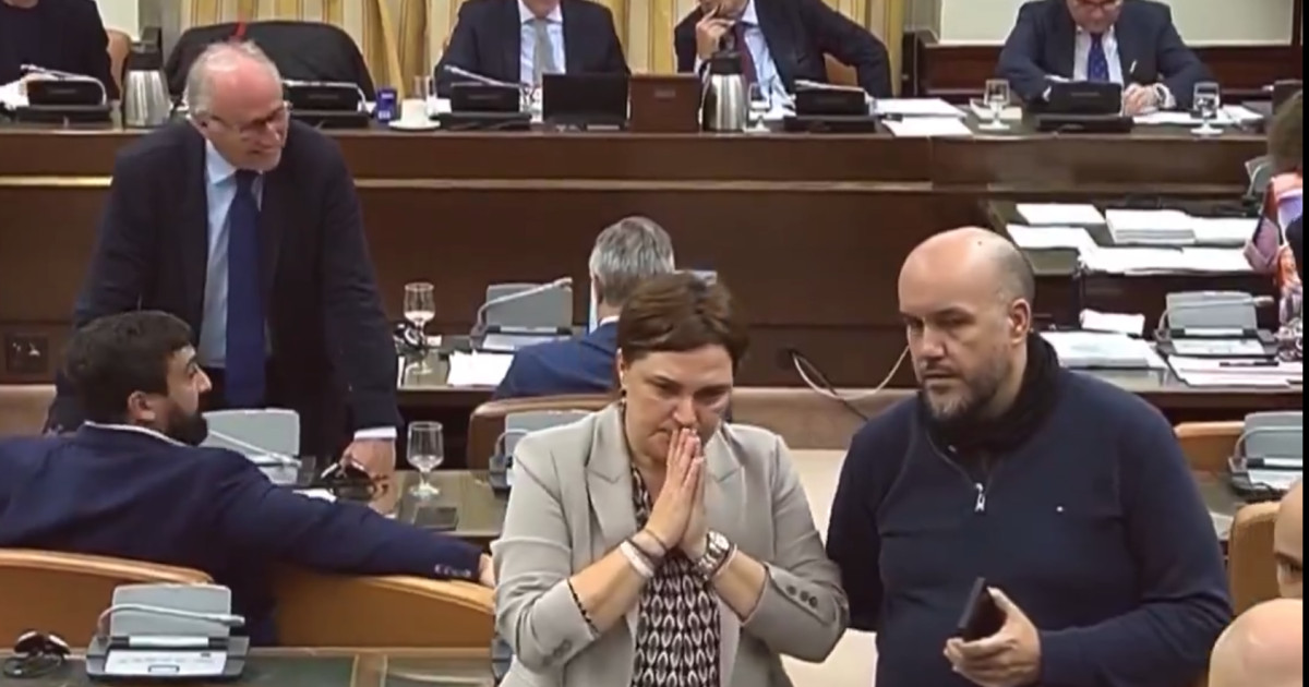 La imagen de la rendición: la diputada del PSOE, implorando el voto a ERC