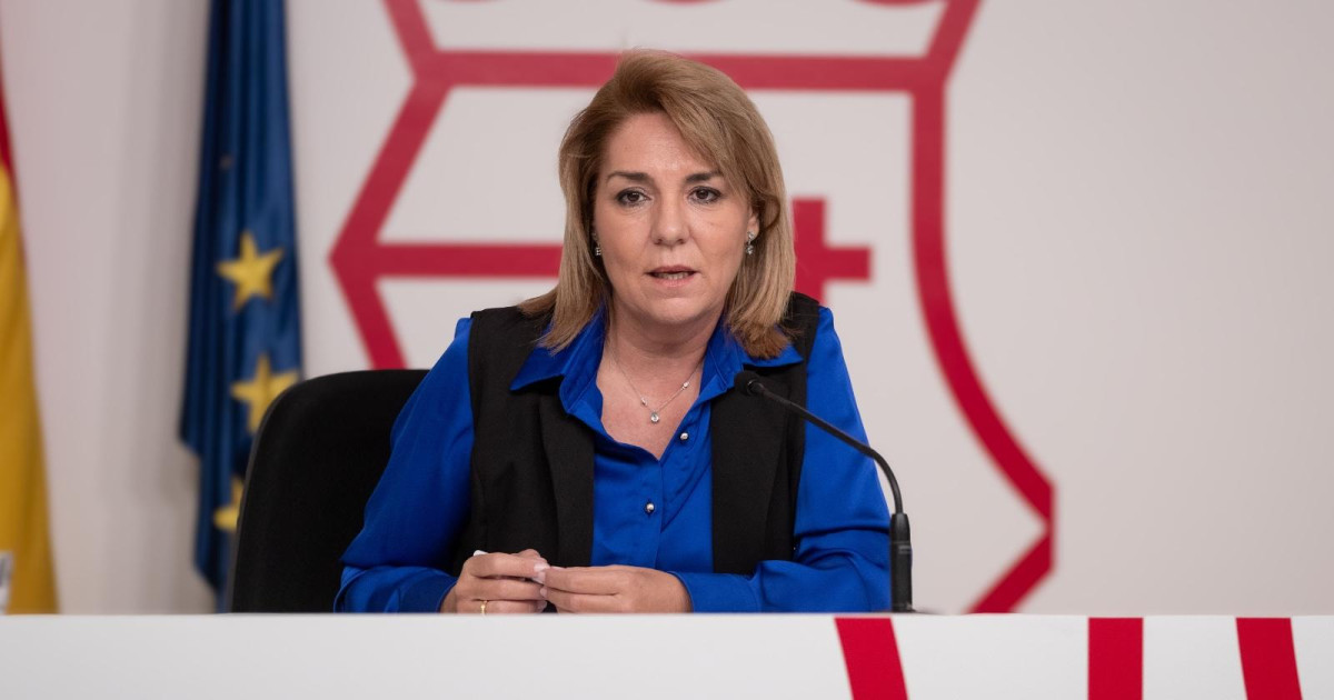 Un hombre amenaza con una pistola simulada a la vicepresidenta de la ...