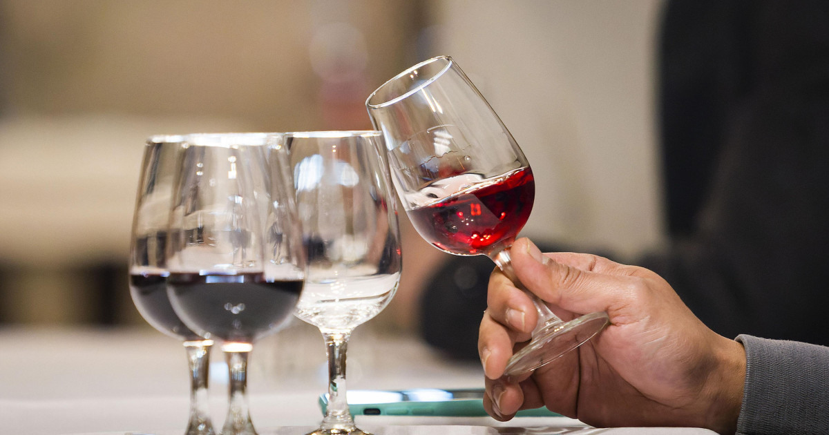 ¿Es bueno tomar una copita de vino al día? La ciencia estudia los efectos reales del alcohol