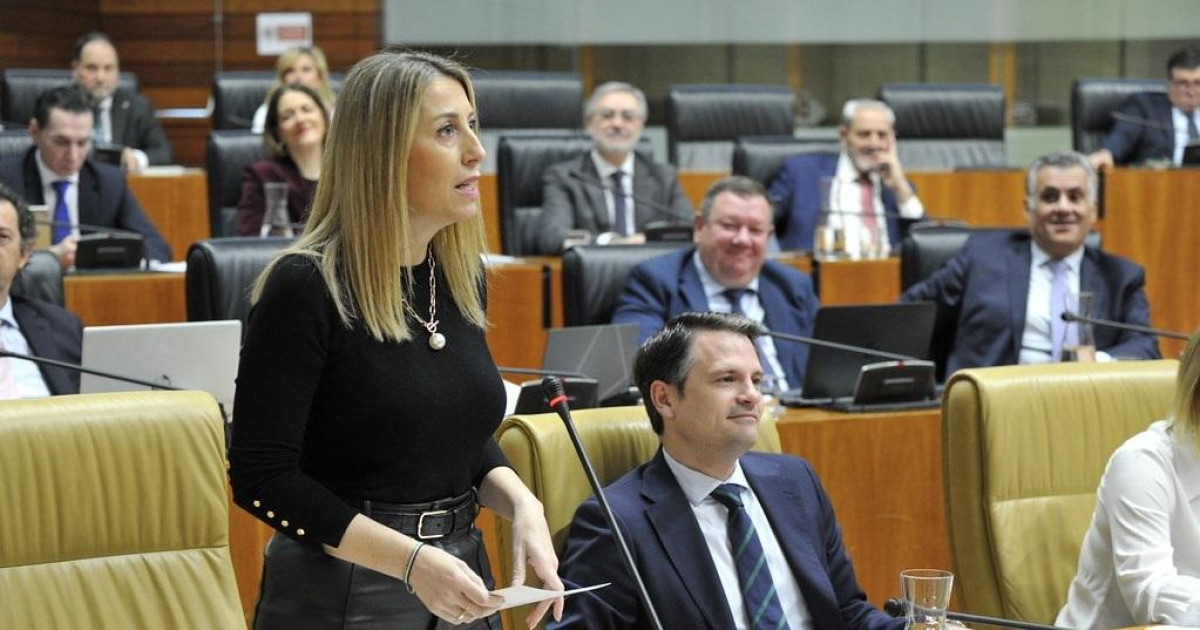 María Guardiola rechaza derogar la ley LGTBI extremeña como pide Vox