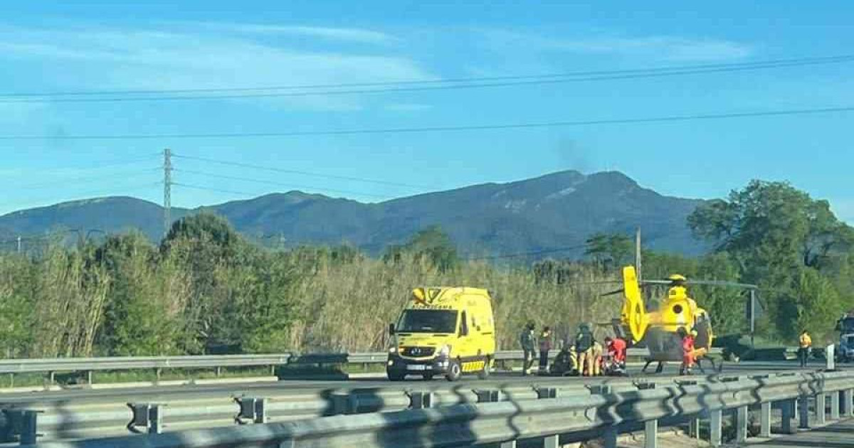 Un muerto y siete heridos tras embestir un coche a otros seis en una ...