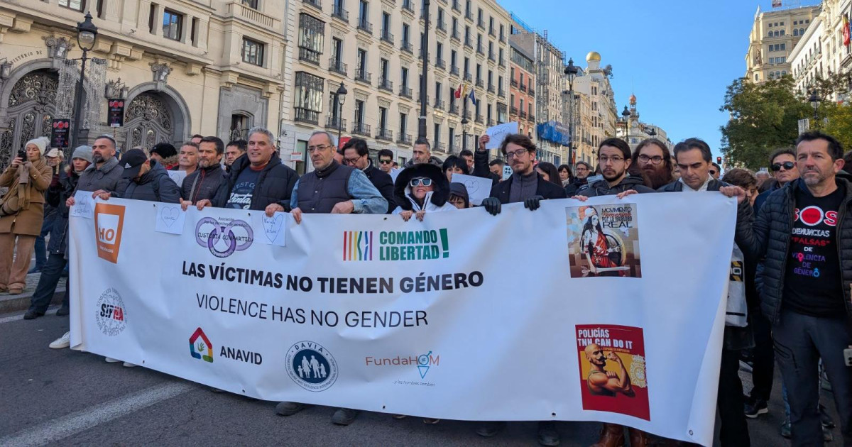 Miles de personas marchan en Madrid para exigir a Redondo que ampare a ...