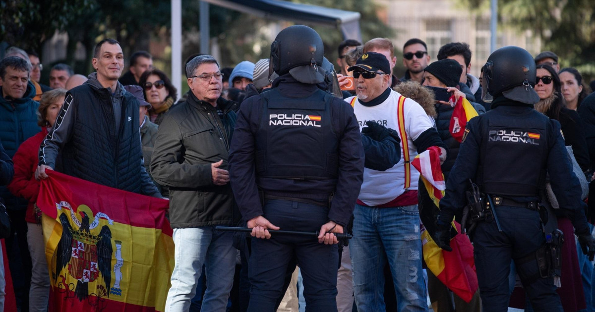 Cargas policiales y un detenido en la protesta contra Sánchez ante la sede del PSOE