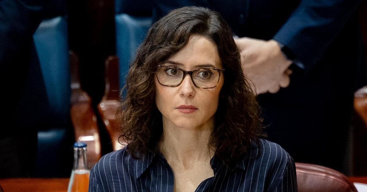 El nuevo look de Ayuso con gafas