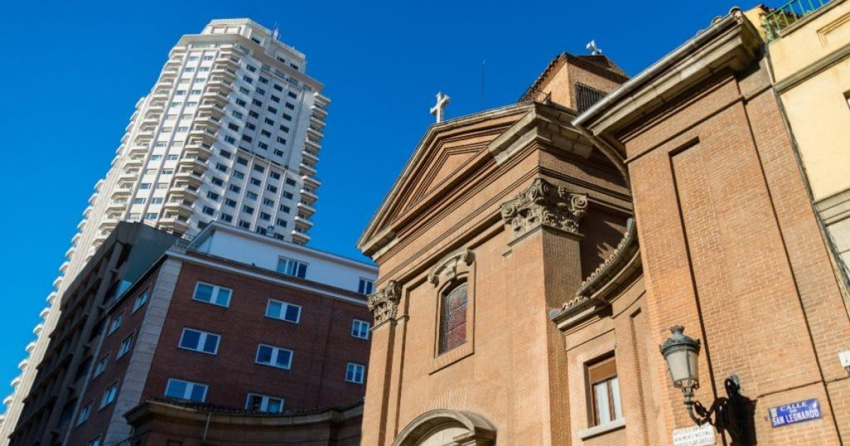 La iglesia barroca de Madrid, escondida entre rascacielos, que atesora ...