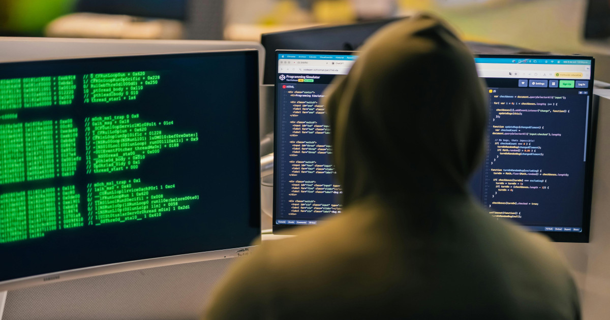 «El producto es el delito»: entramos en la vida de un hacker para ...