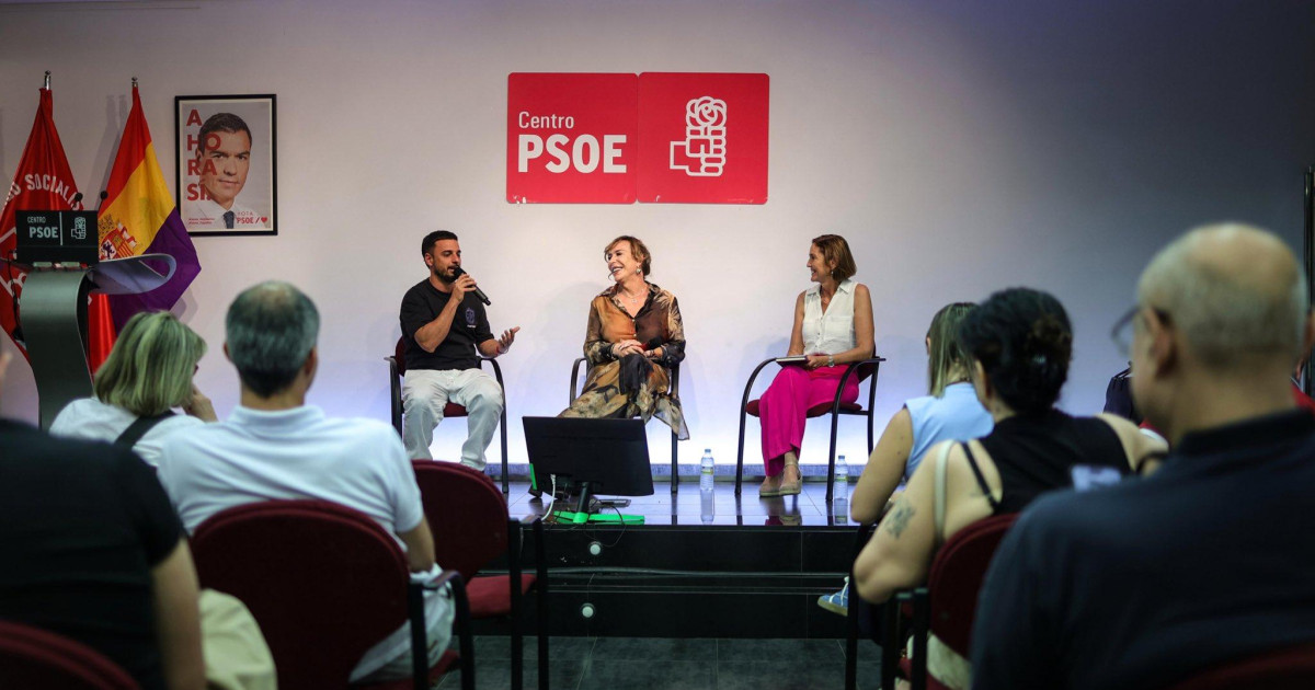 El PSOE sustituye la bandera de España por una republicana junto a un ...
