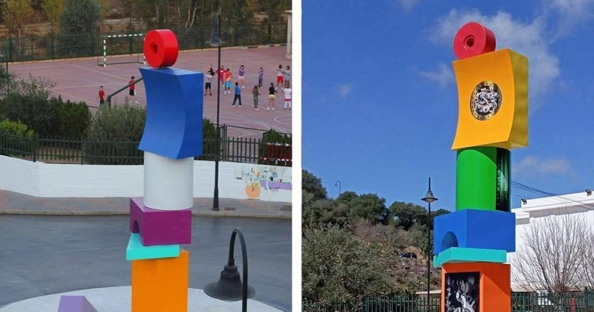 Un municipio de Málaga tiene su propio adefesio: el ayuntamiento, multado por pintar en una escultura