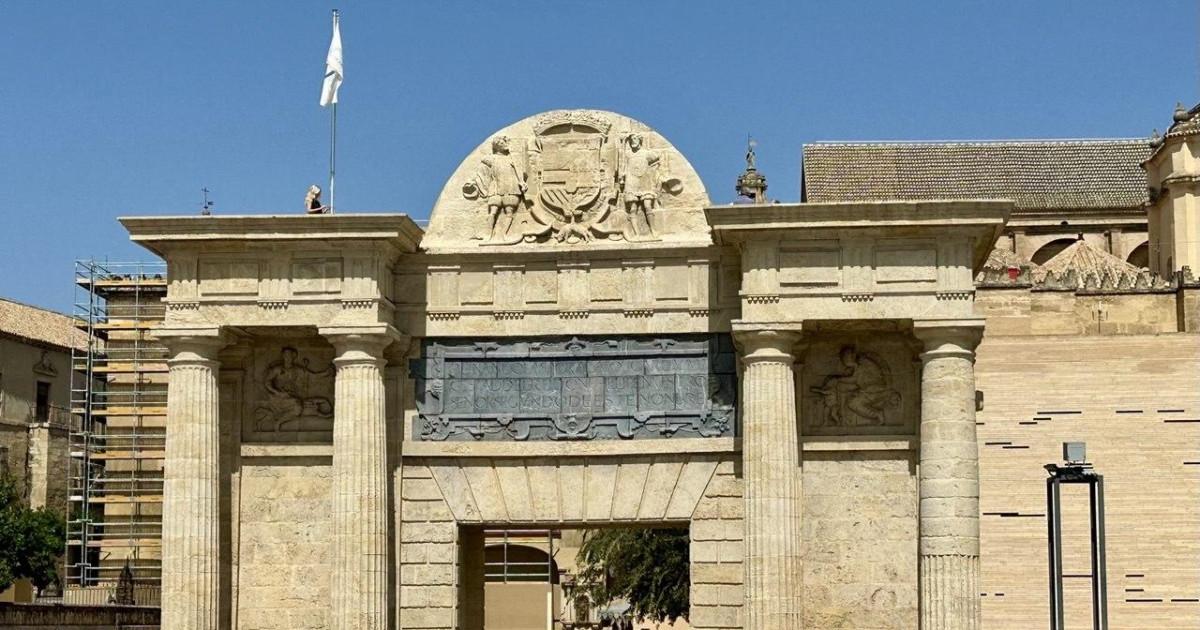 ¿Qué significa la bandera izada en la Puerta del Puente de Córdoba?