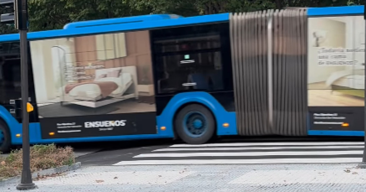 Colocan un badén tan alto en el País Vasco que parte en dos un autobús articulado