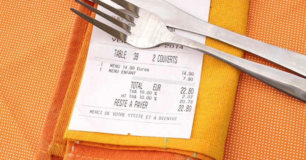 Esta tradicional y habitual práctica de los restaurantes en España es ilegal 7 Merca2.es ¿Cómo actuar ante cargos injustos?
