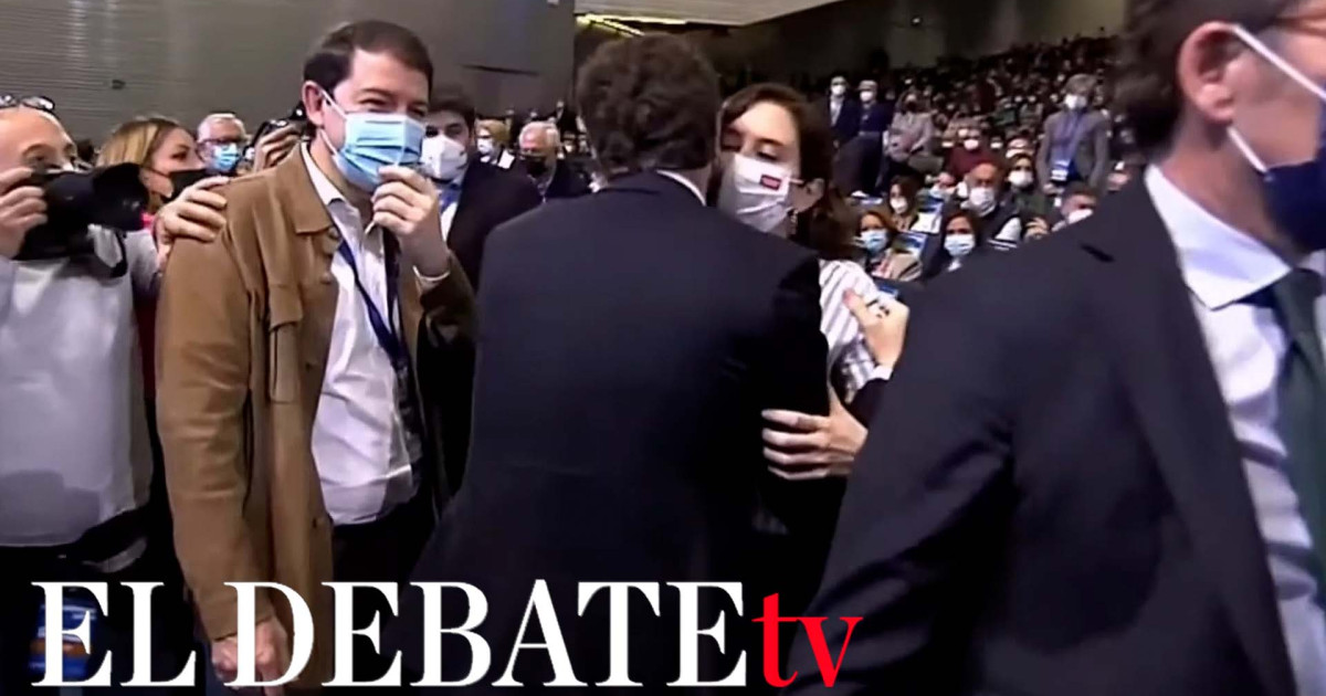 El abrazo entre Ayuso y Casado en el Congreso del PP, en vídeo