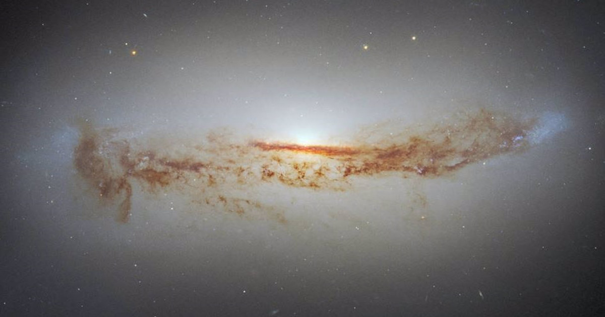 El telescopio espacial Hubble de la NASA divisa una galaxia con un ...