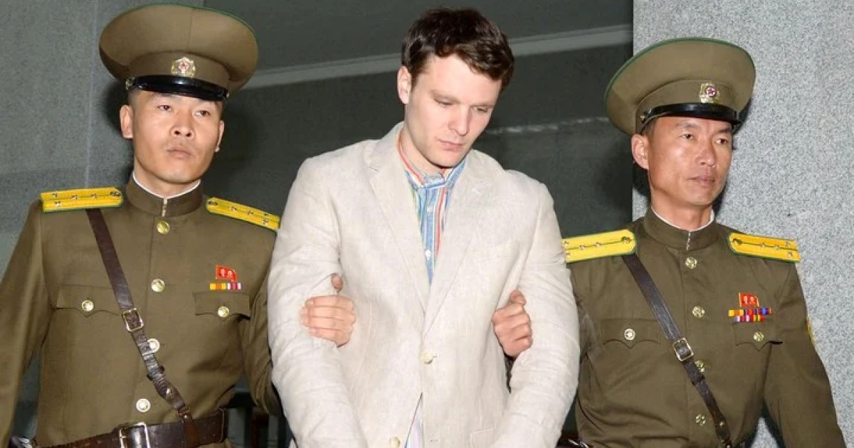 Otto Warmbier: 15 años de cárcel y muerte en Corea del Norte por robar un poster de Kim Jong-Il Otto Warmbier: 15 años de cárcel y muerte en Corea del Norte por robar un poster de Kim Jong-Il