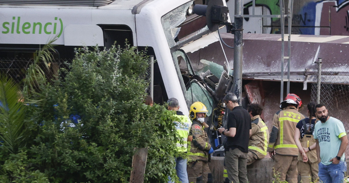 Un muerto y 85 heridos por un choque de trenes en Sant Boi de Llobregat