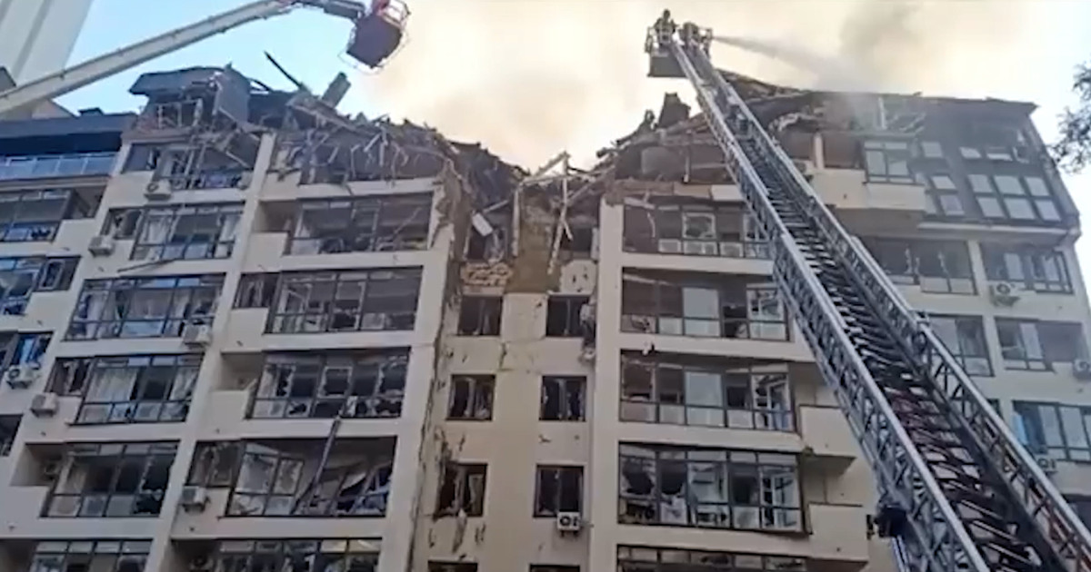 Un misil impacta en un edificio de apartamentos del centro de Kiev