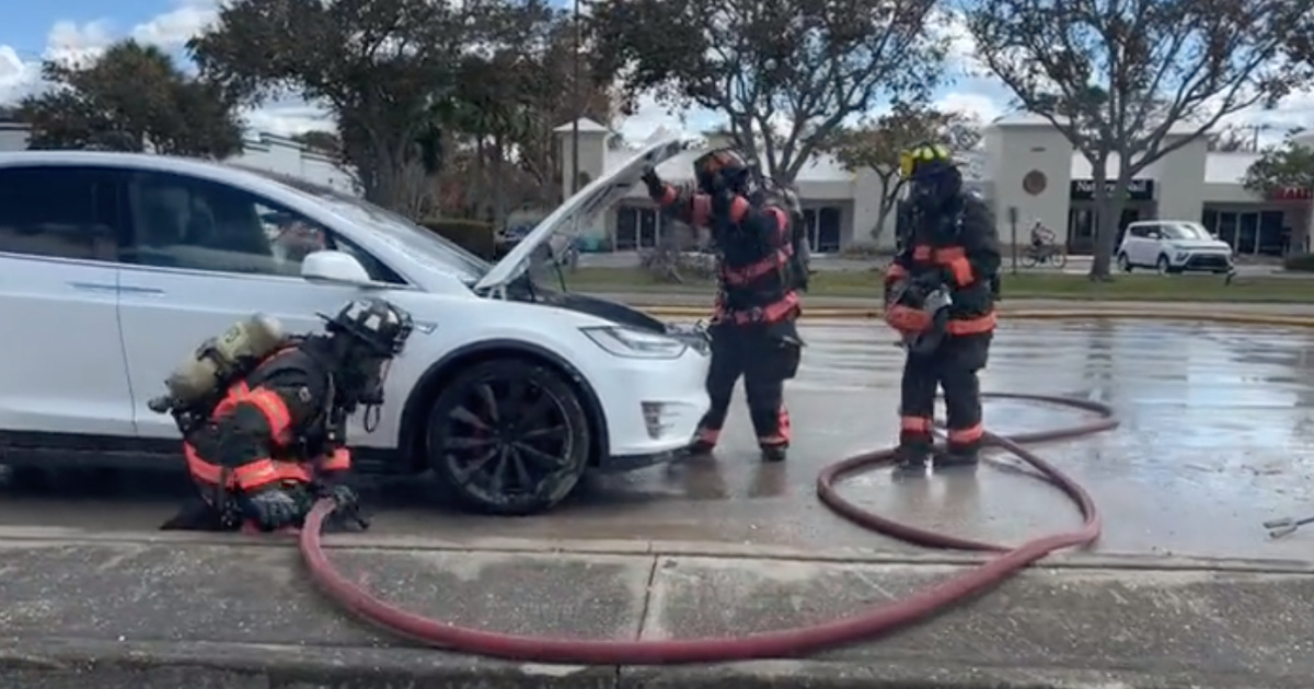 Los coches eléctricos están provocando nuevos protocolos de emergencia  debido a las baterías y sus riesgos de incendio
