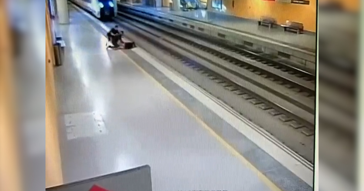 La Policía Nacional salva a una mujer de caerse a las vías del tren en ...