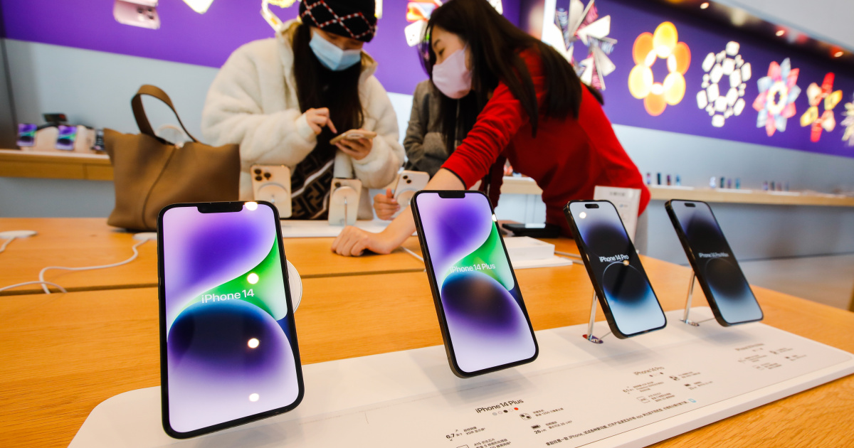 China pone en juego seis millones de iPhone 14 y Apple tira la toalla