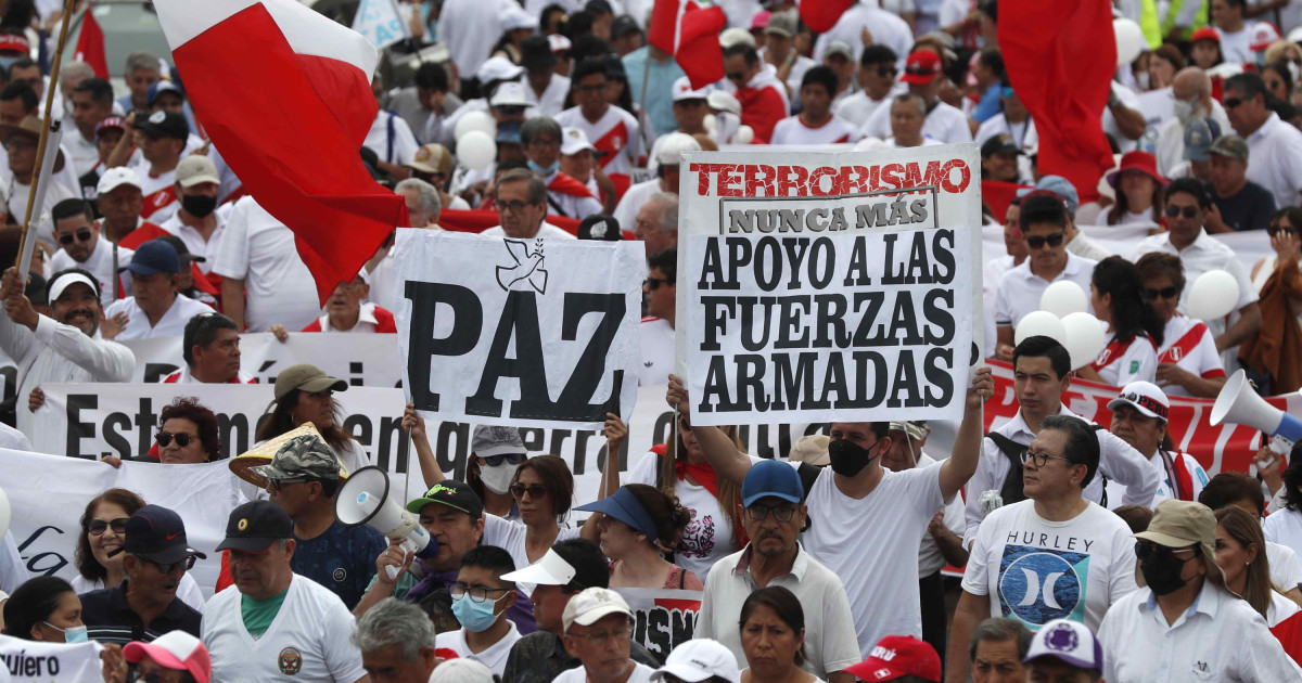 Varias ciudades de Perú marchan para pedir por la paz