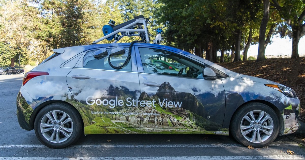 El coche de Google Maps 'atropella' a un motorista y es descubierto por