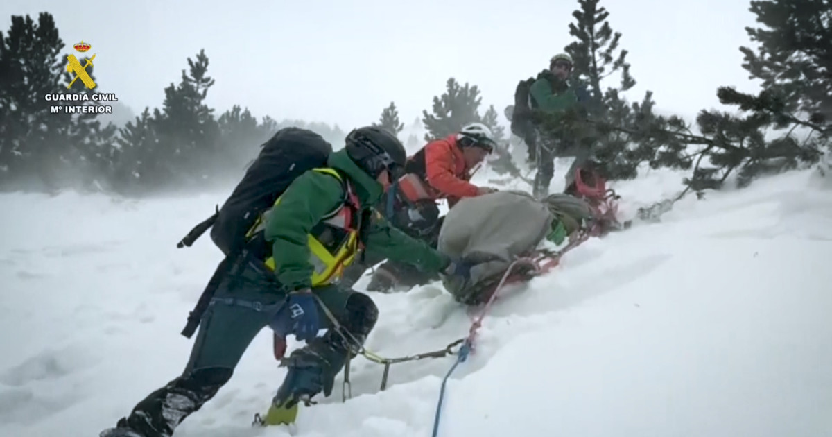 Complicado rescate de una esquiadora en el Pirineo a causa del mal tiempo