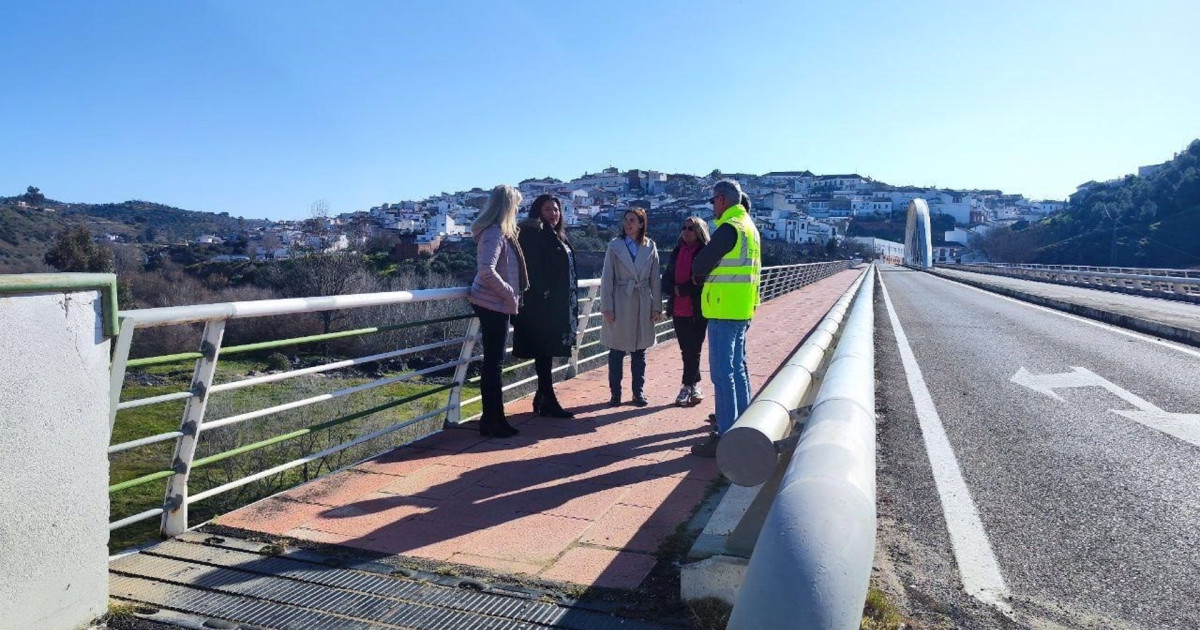 La restauración del puente de acceso al pueblo, en marcha
